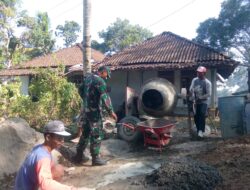 Babinsa Simo Terjun Langsung Gotong Royong Pengecoran Rabat Beton