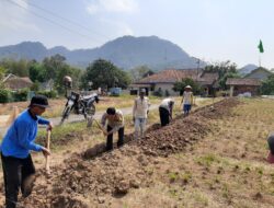 Bhabinkamtibmas Polsek Sindangwangi Ajak Warga Bersama-sama dalam Bergotong Royong