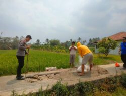 Bhabinkamtibmas dan Warga Perbaiki Jalan Rusak di Desa Kertabasuki