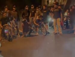 Polisi Bubarkan Puluhan Remaja Tutup Jalan Caman Bekasi untuk Balap Liar