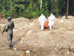 Personel TNI-Polri Temukan Enam Jasad Diduga Korban Pembantaian KKB