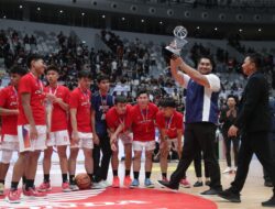 Serahkan Trophy Juara DBL Indonesia 2023, Menpora Dito Bangga Lihat Antusias Penonton Penuhi Indonesia Arena