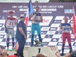 Menpora Dito Serahkan Trohy Juara Dunia Runabout GP1 Lake Toba 2023