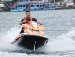 Serunya Menpora Dito Coba Jetski di Aquabike Jetski World Championship Lake Toba 2023