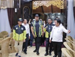 Tiba di Banjarbaru, Menpora Dito Disambut Kain Sasirangan Khas Kalimantan Selatan