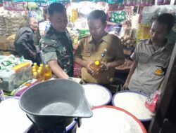 Pantau Harga Sembako, Babinsa Danukusuman Datangi Pasar Harjodaksino