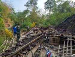 Babinsa Mendata Dan Membantu Bersihkan Puing Bangunan Yang Roboh