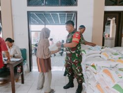 Babinsa Danukusuman Dampingi Pendistribusian Beras Bulog Untuk Warga