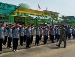 Anggota Koramil 06 Kartasura berikan Latihan PBB & Wasbang di SMK Harapan Kartasura