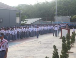 Kanit Binmas Polsek Sindangwangi Memberikan Imbauan dan Edukasi kepada Pelajar pada Upacara Bendera