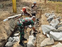 Wujud Nyata, Babinsa ikut Gotong Royong Pembagunan Talud