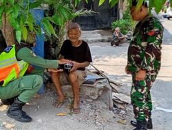 Peran Aktif Babinsa Joyotakan Dampingi Pembagian Gizi Untuk Lansia