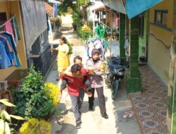 Briptu Vera Atikah Bersama Aparat Desa Bantu Warga Buta Mata dan Lumpuh Untuk Berobat ke Puskesmas