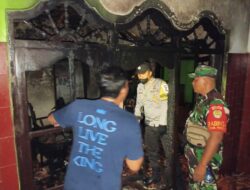 Bhabinkamtibmas Polsek Cikijing Cek Lokasi Kebakaran Rumah di Wilayah Desa Binaan