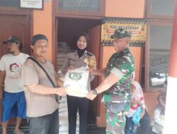 Bhabinkamtibmas dan Babinsa Memantau Pembagian Bansos Beras di Desa Cikoneng