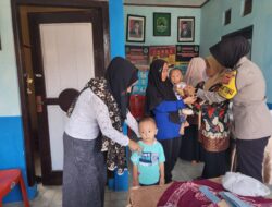 Bhabinkamtibmas Kelurahan Tarikolot Ikut Membantu Kegiatan Posyandu Untuk Kamtibmas yang Lebih Baik