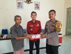 Bhabinkamtibmas Serahkan Senter ke Warga Desa Kawunggirang