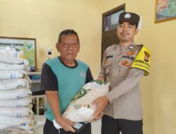 Bhabinkamtibmas Pantau Penyaluran Bantuan Pangan Pemerintah di Desa Campaga
