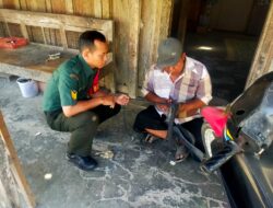 Humanis Dan Sopan, Babinsa Silaturahmi Dengan Tukang Tambal Ban di Wilayahnya