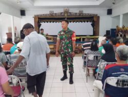 Babinsa Serengan Bersikap Set Set Wet (SSW) Saat Pendistribusian Bantuan Beras