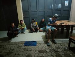 Bhabinkamtibmas Polsek Cingambul Sambangi Warga di Dini Hari untuk Ciptakan Situasi Kondusif
