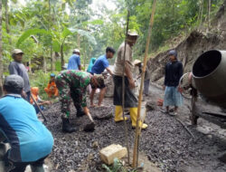 Dukung Pembangunan Wilayah Binaan, Babinsa Bersama Warga Gotong Royong Pengecoran jalan