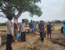 Polwan Bhabinkamtibmas Polsek Majalengka Kota Bersinergi dengan Babinsa dalam Monitoring Program Padat Karya Tunai di Lingkungan Sukawera