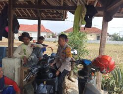 Bhabinkamtibmas Cigasong Kencangkan Kolaborasi, Temui Para Petani di Saung Sawah Desa Karayunan
