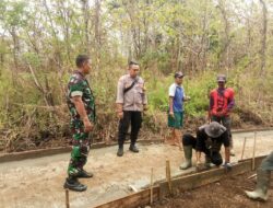 Bhabinkamtibmas dan Babinsa Monitor Pembangunan Jalan Gang dalam Program Padat Karya