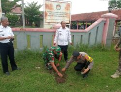 Kapolsek Kadipaten Bersama Forkopincam Kadipaten Melaksanakan Penanaman Pohon Serentak