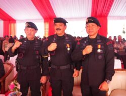 Penyematan Roda Kompas Tandai Pengangkatan Kasad Jadi Warga Kehormatan Utama Korps Brimob