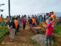 Bersama Warga, Panit Binmas Polsek Cikijing Kerja Bakti Bangun Akses Jalan.