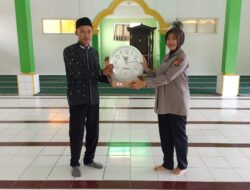 Polwan Bhabinkamtibmas Polsek Sukahaji Sumbangkan Jam Dinding untuk Masjid Desa Jayi