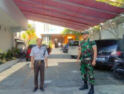 Ciptakan Suasana Kondusif, Piket Koramil 03 Serengan Amankan Kebaktian Minggu Pagi