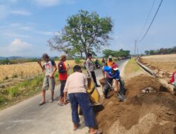 Bhabinkamtibmas Polsek Majalengka Kota Pantau Program Padat Karya Tunai di Kelurahan Tonjong