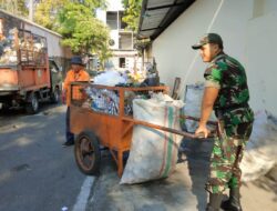Peduli Lingkungan, Bati Bakti TNI Bersama DKP Bersihkan Sampah Warga