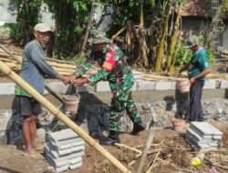 Manunggal TNI Dengan Rakyat, Babinsa Gotong Royong Buat Gudang Serba Guna
