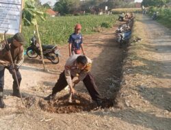 “Kerja Bakti Bhabinkamtibmas: Membangkitkan Rasa Kekeluargaan Lewat Pembuatan Jalan Baru”