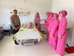 Bentuk Kepedulian, Kapolsek Cikijing Dan Ketua Bhayangkari Ranting Cikijing Jenguk Anak Anggota Yang Sakit.