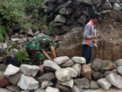 Kebersamaan Babinsa, Kerja Bakti Bantu Bangun Rumah Warga