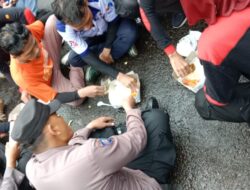 Petugas Pengamanan dan Pendemo Bersatu dalam Makan Bersama: Aksi Unjuk Rasa Damai di Depan Kantor Kokardan Kabupaten Majalengka