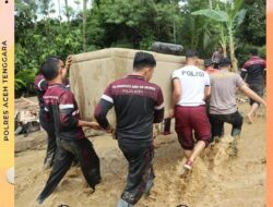Kapolres Aceh Tenggara dan Personel Polres Turun Langsung Bantu Masyarakat Terdampak Banjir