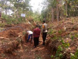 Bhabinkamtibmas Polsek Cigasong, Bripka Agus Rohman, Hadir Pantau Pembangunan Program Padat Karya Tunai di Desa Kawunghilir