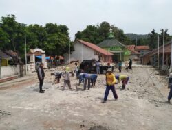 Patroli Dialogis: Bhabinkamtibmas Bripka Agus Gusmayadi Terlibat dalam Kegiatan Kerja Bakti di Desa Sidamukti