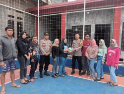 Panit Binmas Dan Bhabinkamtibmas Polsek Cikijing Berikan Bantuan Alat Olahraga Kepada Karang Taruna.