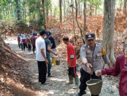 Bripka Dwi Biyantoro Berperan Aktif Dalam Program Padat Karya Tunai di Kelurahan Cicenang