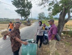 Briptu Desi Yuanasari Terlibat Aktif dalam Program Padat Karya di Wilayah Kelurahan Tonjong