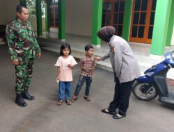 Sinergitas TNI-Polri Mempererat Hubungan dengan Anak-Anak di Desa Jayi