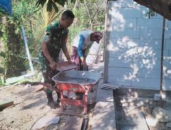 Tanamkan Jiwa Gotong Royong Babinsa Luangkan Waktu Bantu Warga Bangun Rumah