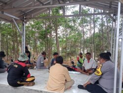 Bhabinkamtibmas Bantarujeg Jalin Komunikasi dengan Warga di Desa Haurgeulis